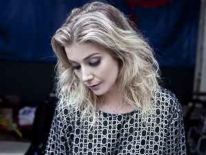 Luiza Possi no show Sobre o Amor e o Tempo